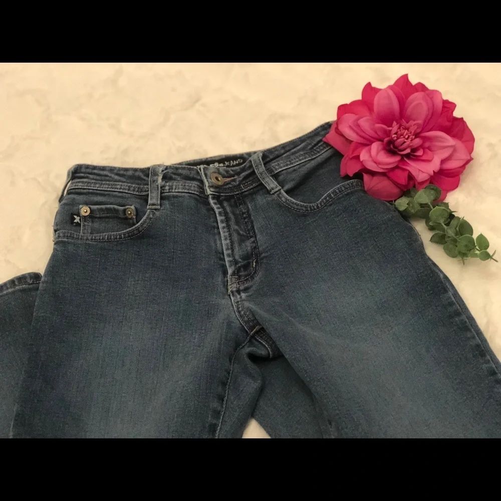 Express Jeans Stretch Fit & Flare (imperfect) 3/4s - Picture 3 of 9